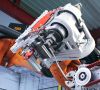 Orangenfarbener Roboterbieger von Kuka bearbeitet eine Hydraulikrohrleitung.