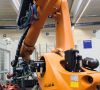 Kuka nutzt bei der Roboterfertigung selbst Roboter und pneumatische Greifer von Zimmer.