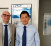 Auf dem Bild sind Mirko Pisciottano, Sales Director bei ATC Italia (links) und Ben Chen, Verwaltungsleiter von AirTACBen Chen, in der Halbnahen abgebildet.